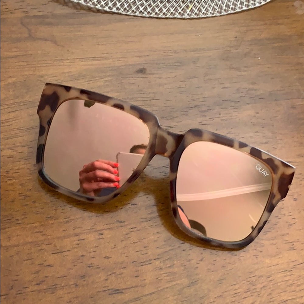 QUAY ON THE PROWL TORT OVERSIZED SUNNIES
